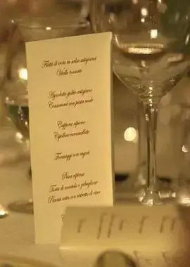 《贵族之宴》:当优雅礼仪遭遇现实困境,一场笑泪交织的荒诞喜剧